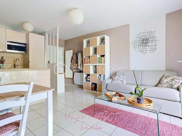 *** Charmant appartement - État impeccable ***
Je vous présente cet agréable appartement situé dans un cadre urbain dynamique et paisible à la fois, offrant une proximité idéale avec toutes les commodités (moins de 10 minutes à pied de la gare SNCF, des commerces, des écoles,...).
Ce 2 pièces d'environ 36 m² est bien agencé et rénové. Il se trouve au 1er étage d'une copropriété bien entretenue de 2011, sans ascenseur, sans procédure en cours.
Il propose un espace entrée, une pièce de vie de 20,5 m² sur cuisine ouverte aménagée et équipée (récemment refaite), un dégagement avec placard de rangement, une salle d'eau en parfait état, une chambre avec placard, un WC suspendu séparé.

Un balcon d'environ 4 m² et un parking aérien privé garantissent un confort appréciable. 

+++ : fenêtres double vitrage, chauffage individuel électrique (radiateurs changés en 2022), DPE C, idéalement situé, en parfait état, accès rapide à l'A104 et l'A4 en voiture.

Contactez moi pour davantage de renseignements ou pour organiser une visite !