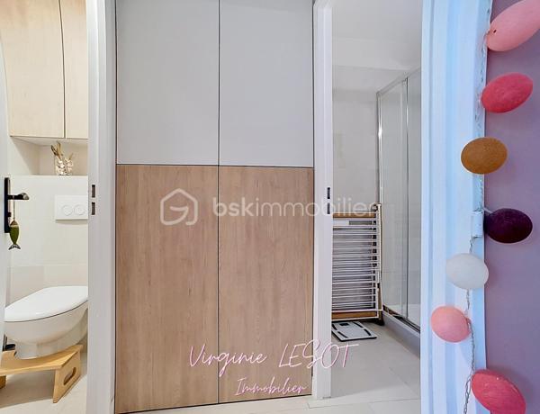 *** Charmant appartement - État impeccable ***
Je vous présente cet agréable appartement situé dans un cadre urbain dynamique et paisible à la fois, offrant une proximité idéale avec toutes les commodités (moins de 10 minutes à pied de la gare SNCF, des commerces, des écoles,...).
Ce 2 pièces d'environ 36 m² est bien agencé et rénové. Il se trouve au 1er étage d'une copropriété bien entretenue de 2011, sans ascenseur, sans procédure en cours.
Il propose un espace entrée, une pièce de vie de 20,5 m² sur cuisine ouverte aménagée et équipée (récemment refaite), un dégagement avec placard de rangement, une salle d'eau en parfait état, une chambre avec placard, un WC suspendu séparé.

Un balcon d'environ 4 m² et un parking aérien privé garantissent un confort appréciable. 

+++ : fenêtres double vitrage, chauffage individuel électrique (radiateurs changés en 2022), DPE C, idéalement situé, en parfait état, accès rapide à l'A104 et l'A4 en voiture.

Contactez moi pour davantage de renseignements ou pour organiser une visite !