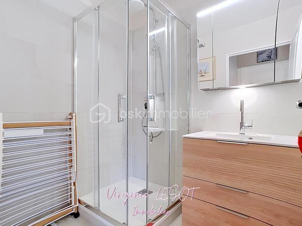 *** Charmant appartement - État impeccable ***
Je vous présente cet agréable appartement situé dans un cadre urbain dynamique et paisible à la fois, offrant une proximité idéale avec toutes les commodités (moins de 10 minutes à pied de la gare SNCF, des commerces, des écoles,...).
Ce 2 pièces d'environ 36 m² est bien agencé et rénové. Il se trouve au 1er étage d'une copropriété bien entretenue de 2011, sans ascenseur, sans procédure en cours.
Il propose un espace entrée, une pièce de vie de 20,5 m² sur cuisine ouverte aménagée et équipée (récemment refaite), un dégagement avec placard de rangement, une salle d'eau en parfait état, une chambre avec placard, un WC suspendu séparé.

Un balcon d'environ 4 m² et un parking aérien privé garantissent un confort appréciable. 

+++ : fenêtres double vitrage, chauffage individuel électrique (radiateurs changés en 2022), DPE C, idéalement situé, en parfait état, accès rapide à l'A104 et l'A4 en voiture.

Contactez moi pour davantage de renseignements ou pour organiser une visite !