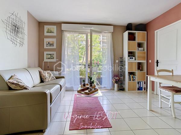 *** Charmant appartement - État impeccable ***
Je vous présente cet agréable appartement situé dans un cadre urbain dynamique et paisible à la fois, offrant une proximité idéale avec toutes les commodités (moins de 10 minutes à pied de la gare SNCF, des commerces, des écoles,...).
Ce 2 pièces d'environ 36 m² est bien agencé et rénové. Il se trouve au 1er étage d'une copropriété bien entretenue de 2011, sans ascenseur, sans procédure en cours.
Il propose un espace entrée, une pièce de vie de 20,5 m² sur cuisine ouverte aménagée et équipée (récemment refaite), un dégagement avec placard de rangement, une salle d'eau en parfait état, une chambre avec placard, un WC suspendu séparé.

Un balcon d'environ 4 m² et un parking aérien privé garantissent un confort appréciable. 

+++ : fenêtres double vitrage, chauffage individuel électrique (radiateurs changés en 2022), DPE C, idéalement situé, en parfait état, accès rapide à l'A104 et l'A4 en voiture.

Contactez moi pour davantage de renseignements ou pour organiser une visite !