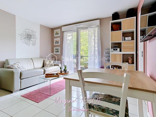 *** Charmant appartement - État impeccable ***
Je vous présente cet agréable appartement situé dans un cadre urbain dynamique et paisible à la fois, offrant une proximité idéale avec toutes les commodités (moins de 10 minutes à pied de la gare SNCF, des commerces, des écoles,...).
Ce 2 pièces d'environ 36 m² est bien agencé et rénové. Il se trouve au 1er étage d'une copropriété bien entretenue de 2011, sans ascenseur, sans procédure en cours.
Il propose un espace entrée, une pièce de vie de 20,5 m² sur cuisine ouverte aménagée et équipée (récemment refaite), un dégagement avec placard de rangement, une salle d'eau en parfait état, une chambre avec placard, un WC suspendu séparé.

Un balcon d'environ 4 m² et un parking aérien privé garantissent un confort appréciable. 

+++ : fenêtres double vitrage, chauffage individuel électrique (radiateurs changés en 2022), DPE C, idéalement situé, en parfait état, accès rapide à l'A104 et l'A4 en voiture.

Contactez moi pour davantage de renseignements ou pour organiser une visite !