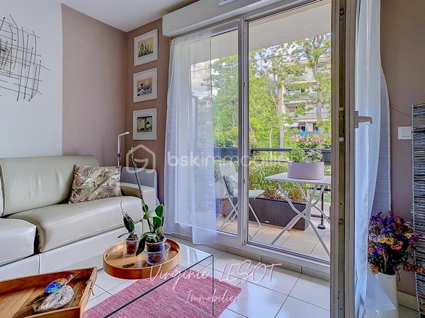 *** Charmant appartement - État impeccable ***
Je vous présente cet agréable appartement situé dans un cadre urbain dynamique et paisible à la fois, offrant une proximité idéale avec toutes les commodités (moins de 10 minutes à pied de la gare SNCF, des commerces, des écoles,...).
Ce 2 pièces d'environ 36 m² est bien agencé et rénové. Il se trouve au 1er étage d'une copropriété bien entretenue de 2011, sans ascenseur, sans procédure en cours.
Il propose un espace entrée, une pièce de vie de 20,5 m² sur cuisine ouverte aménagée et équipée (récemment refaite), un dégagement avec placard de rangement, une salle d'eau en parfait état, une chambre avec placard, un WC suspendu séparé.

Un balcon d'environ 4 m² et un parking aérien privé garantissent un confort appréciable. 

+++ : fenêtres double vitrage, chauffage individuel électrique (radiateurs changés en 2022), DPE C, idéalement situé, en parfait état, accès rapide à l'A104 et l'A4 en voiture.

Contactez moi pour davantage de renseignements ou pour organiser une visite !