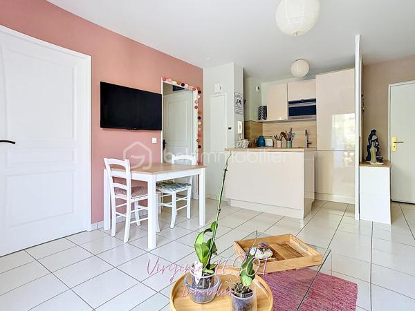 *** Charmant appartement - État impeccable ***
Je vous présente cet agréable appartement situé dans un cadre urbain dynamique et paisible à la fois, offrant une proximité idéale avec toutes les commodités (moins de 10 minutes à pied de la gare SNCF, des commerces, des écoles,...).
Ce 2 pièces d'environ 36 m² est bien agencé et rénové. Il se trouve au 1er étage d'une copropriété bien entretenue de 2011, sans ascenseur, sans procédure en cours.
Il propose un espace entrée, une pièce de vie de 20,5 m² sur cuisine ouverte aménagée et équipée (récemment refaite), un dégagement avec placard de rangement, une salle d'eau en parfait état, une chambre avec placard, un WC suspendu séparé.

Un balcon d'environ 4 m² et un parking aérien privé garantissent un confort appréciable. 

+++ : fenêtres double vitrage, chauffage individuel électrique (radiateurs changés en 2022), DPE C, idéalement situé, en parfait état, accès rapide à l'A104 et l'A4 en voiture.

Contactez moi pour davantage de renseignements ou pour organiser une visite !