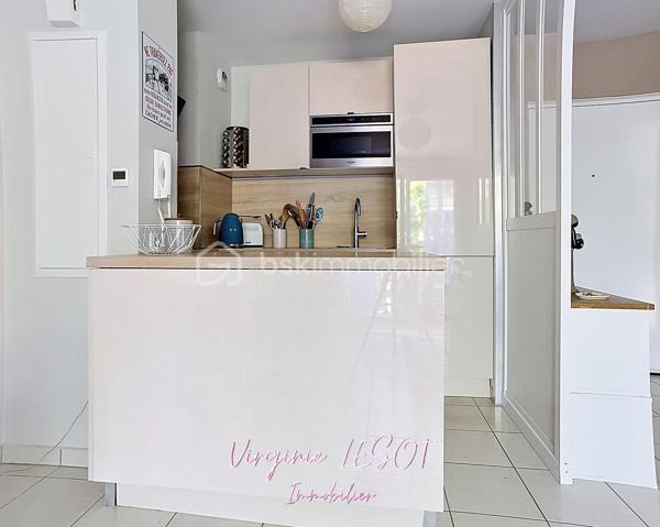 *** Charmant appartement - État impeccable ***
Je vous présente cet agréable appartement situé dans un cadre urbain dynamique et paisible à la fois, offrant une proximité idéale avec toutes les commodités (moins de 10 minutes à pied de la gare SNCF, des commerces, des écoles,...).
Ce 2 pièces d'environ 36 m² est bien agencé et rénové. Il se trouve au 1er étage d'une copropriété bien entretenue de 2011, sans ascenseur, sans procédure en cours.
Il propose un espace entrée, une pièce de vie de 20,5 m² sur cuisine ouverte aménagée et équipée (récemment refaite), un dégagement avec placard de rangement, une salle d'eau en parfait état, une chambre avec placard, un WC suspendu séparé.

Un balcon d'environ 4 m² et un parking aérien privé garantissent un confort appréciable. 

+++ : fenêtres double vitrage, chauffage individuel électrique (radiateurs changés en 2022), DPE C, idéalement situé, en parfait état, accès rapide à l'A104 et l'A4 en voiture.

Contactez moi pour davantage de renseignements ou pour organiser une visite !