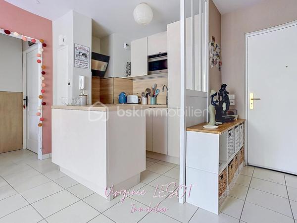 *** Charmant appartement - État impeccable ***
Je vous présente cet agréable appartement situé dans un cadre urbain dynamique et paisible à la fois, offrant une proximité idéale avec toutes les commodités (moins de 10 minutes à pied de la gare SNCF, des commerces, des écoles,...).
Ce 2 pièces d'environ 36 m² est bien agencé et rénové. Il se trouve au 1er étage d'une copropriété bien entretenue de 2011, sans ascenseur, sans procédure en cours.
Il propose un espace entrée, une pièce de vie de 20,5 m² sur cuisine ouverte aménagée et équipée (récemment refaite), un dégagement avec placard de rangement, une salle d'eau en parfait état, une chambre avec placard, un WC suspendu séparé.

Un balcon d'environ 4 m² et un parking aérien privé garantissent un confort appréciable. 

+++ : fenêtres double vitrage, chauffage individuel électrique (radiateurs changés en 2022), DPE C, idéalement situé, en parfait état, accès rapide à l'A104 et l'A4 en voiture.

Contactez moi pour davantage de renseignements ou pour organiser une visite !