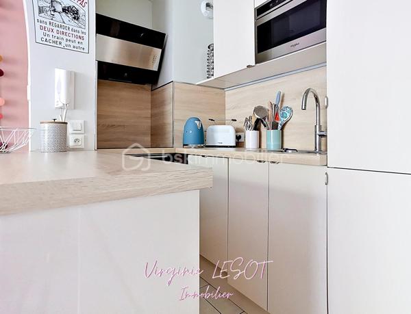 *** Charmant appartement - État impeccable ***
Je vous présente cet agréable appartement situé dans un cadre urbain dynamique et paisible à la fois, offrant une proximité idéale avec toutes les commodités (moins de 10 minutes à pied de la gare SNCF, des commerces, des écoles,...).
Ce 2 pièces d'environ 36 m² est bien agencé et rénové. Il se trouve au 1er étage d'une copropriété bien entretenue de 2011, sans ascenseur, sans procédure en cours.
Il propose un espace entrée, une pièce de vie de 20,5 m² sur cuisine ouverte aménagée et équipée (récemment refaite), un dégagement avec placard de rangement, une salle d'eau en parfait état, une chambre avec placard, un WC suspendu séparé.

Un balcon d'environ 4 m² et un parking aérien privé garantissent un confort appréciable. 

+++ : fenêtres double vitrage, chauffage individuel électrique (radiateurs changés en 2022), DPE C, idéalement situé, en parfait état, accès rapide à l'A104 et l'A4 en voiture.

Contactez moi pour davantage de renseignements ou pour organiser une visite !
