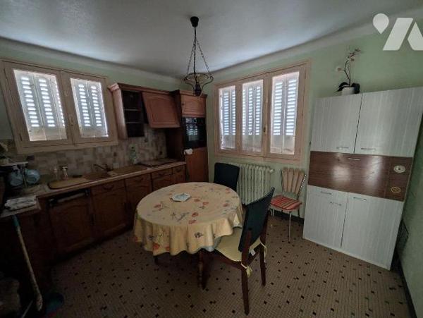 GUICHEN  - Sortie agglomération - Maison à rénover comprenant un sous-sol complet - Au rez de c...