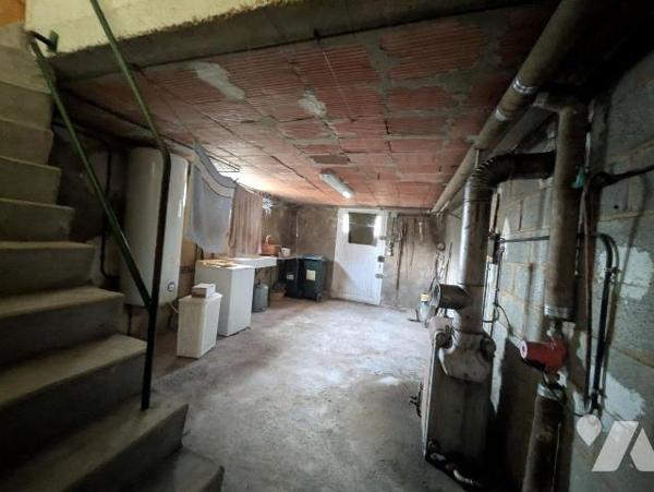 GUICHEN  - Sortie agglomération - Maison à rénover comprenant un sous-sol complet - Au rez de c...