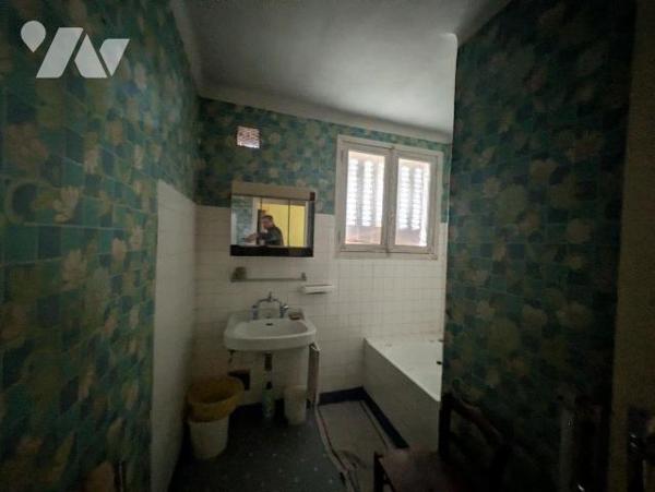 GUICHEN  - Sortie agglomération - Maison à rénover comprenant un sous-sol complet - Au rez de c...