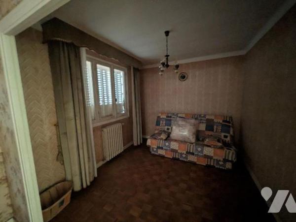 GUICHEN  - Sortie agglomération - Maison à rénover comprenant un sous-sol complet - Au rez de c...