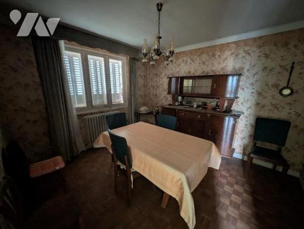 GUICHEN  - Sortie agglomération - Maison à rénover comprenant un sous-sol complet - Au rez de c...