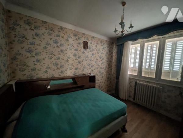 GUICHEN  - Sortie agglomération - Maison à rénover comprenant un sous-sol complet - Au rez de c...