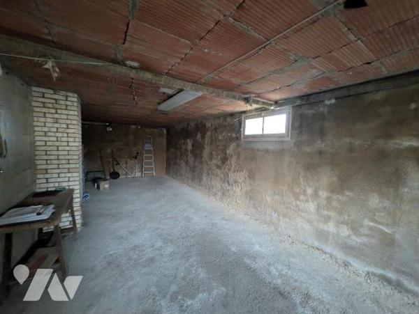 GUICHEN  - Sortie agglomération - Maison à rénover comprenant un sous-sol complet - Au rez de c...