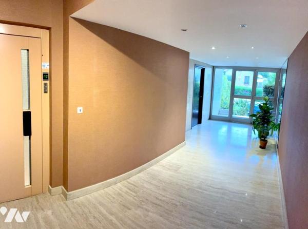 Appartement en dernier étage avec blacon