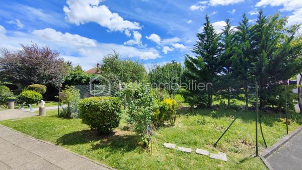 Au sein d'une résidence des années 90 en retrait de rue, venez découvrir cet appartement 3 pièces traversant de 68 m², offrant un cadre de vie paisible, verdoyant et sécurisé.

Dès l'entrée, découvrez une belle pièce de vie de 23.55m2 avec sa cuisine ouverte aménagée et un placard de rangement.

Un accès direct à une loggia de 6.88m2 suivie d'une agréable terrasse privative sans vis à vis de 6.35m2.

La partie nuit, bien séparée, s'ouvre sur un dégagement optimisé par trois grandes portes vitrées de placard, offrant un volume de rangement généreux. Elle dessert deux chambres avec placards intégrés, une salle de bains avec fenêtre et un WC indépendant.

Une place de parking privative en sous-sol complète ce bien.

Vous apprécierez également la proximité des commerces, des écoles, des lignes de bus et de la station Coteaux Beauclair (ligne 11) à 10 min à pied, facilitant les déplacements vers Paris et l'ensemble de l'Est parisien. 

L'appartement est équipé de fenêtres en double vitrage. Chauffage et eau chaude individuels électriques. 

Prévoir quelques travaux de rafraîchissement pour révéler tout le potentiel de ce bien.

Charges de copropriété : 1 867 € / an
Taxe foncière : 2 300 €

Pour plus d'informations ou organiser une visite, contactez-moi.