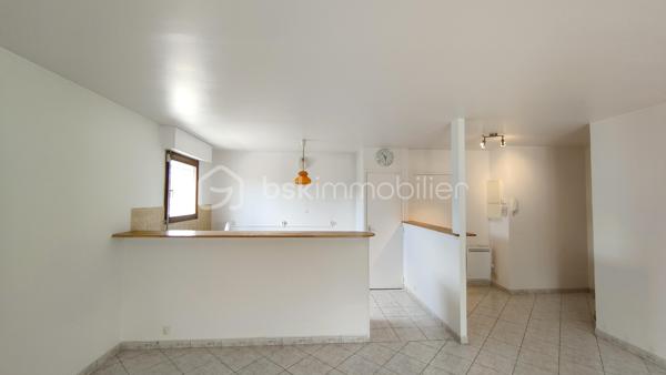 Au sein d'une résidence des années 90 en retrait de rue, venez découvrir cet appartement 3 pièces traversant de 68 m², offrant un cadre de vie paisible, verdoyant et sécurisé.

Dès l'entrée, découvrez une belle pièce de vie de 23.55m2 avec sa cuisine ouverte aménagée et un placard de rangement.

Un accès direct à une loggia de 6.88m2 suivie d'une agréable terrasse privative sans vis à vis de 6.35m2.

La partie nuit, bien séparée, s'ouvre sur un dégagement optimisé par trois grandes portes vitrées de placard, offrant un volume de rangement généreux. Elle dessert deux chambres avec placards intégrés, une salle de bains avec fenêtre et un WC indépendant.

Une place de parking privative en sous-sol complète ce bien.

Vous apprécierez également la proximité des commerces, des écoles, des lignes de bus et de la station Coteaux Beauclair (ligne 11) à 10 min à pied, facilitant les déplacements vers Paris et l'ensemble de l'Est parisien. 

L'appartement est équipé de fenêtres en double vitrage. Chauffage et eau chaude individuels électriques. 

Prévoir quelques travaux de rafraîchissement pour révéler tout le potentiel de ce bien.

Charges de copropriété : 1 867 € / an
Taxe foncière : 2 300 €

Pour plus d'informations ou organiser une visite, contactez-moi.