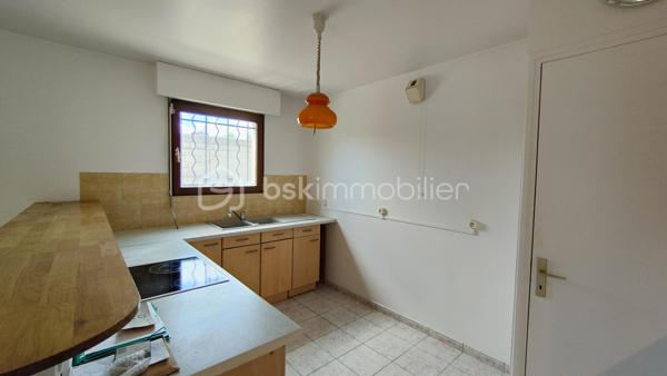 Au sein d'une résidence des années 90 en retrait de rue, venez découvrir cet appartement 3 pièces traversant de 68 m², offrant un cadre de vie paisible, verdoyant et sécurisé.

Dès l'entrée, découvrez une belle pièce de vie de 23.55m2 avec sa cuisine ouverte aménagée et un placard de rangement.

Un accès direct à une loggia de 6.88m2 suivie d'une agréable terrasse privative sans vis à vis de 6.35m2.

La partie nuit, bien séparée, s'ouvre sur un dégagement optimisé par trois grandes portes vitrées de placard, offrant un volume de rangement généreux. Elle dessert deux chambres avec placards intégrés, une salle de bains avec fenêtre et un WC indépendant.

Une place de parking privative en sous-sol complète ce bien.

Vous apprécierez également la proximité des commerces, des écoles, des lignes de bus et de la station Coteaux Beauclair (ligne 11) à 10 min à pied, facilitant les déplacements vers Paris et l'ensemble de l'Est parisien. 

L'appartement est équipé de fenêtres en double vitrage. Chauffage et eau chaude individuels électriques. 

Prévoir quelques travaux de rafraîchissement pour révéler tout le potentiel de ce bien.

Charges de copropriété : 1 867 € / an
Taxe foncière : 2 300 €

Pour plus d'informations ou organiser une visite, contactez-moi.