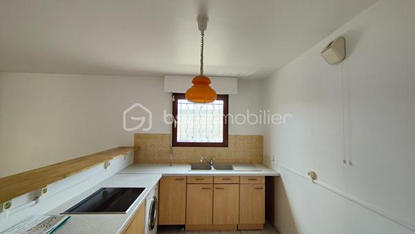 Au sein d'une résidence des années 90 en retrait de rue, venez découvrir cet appartement 3 pièces traversant de 68 m², offrant un cadre de vie paisible, verdoyant et sécurisé.

Dès l'entrée, découvrez une belle pièce de vie de 23.55m2 avec sa cuisine ouverte aménagée et un placard de rangement.

Un accès direct à une loggia de 6.88m2 suivie d'une agréable terrasse privative sans vis à vis de 6.35m2.

La partie nuit, bien séparée, s'ouvre sur un dégagement optimisé par trois grandes portes vitrées de placard, offrant un volume de rangement généreux. Elle dessert deux chambres avec placards intégrés, une salle de bains avec fenêtre et un WC indépendant.

Une place de parking privative en sous-sol complète ce bien.

Vous apprécierez également la proximité des commerces, des écoles, des lignes de bus et de la station Coteaux Beauclair (ligne 11) à 10 min à pied, facilitant les déplacements vers Paris et l'ensemble de l'Est parisien. 

L'appartement est équipé de fenêtres en double vitrage. Chauffage et eau chaude individuels électriques. 

Prévoir quelques travaux de rafraîchissement pour révéler tout le potentiel de ce bien.

Charges de copropriété : 1 867 € / an
Taxe foncière : 2 300 €

Pour plus d'informations ou organiser une visite, contactez-moi.