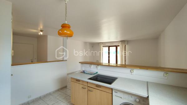 Au sein d'une résidence des années 90 en retrait de rue, venez découvrir cet appartement 3 pièces traversant de 68 m², offrant un cadre de vie paisible, verdoyant et sécurisé.

Dès l'entrée, découvrez une belle pièce de vie de 23.55m2 avec sa cuisine ouverte aménagée et un placard de rangement.

Un accès direct à une loggia de 6.88m2 suivie d'une agréable terrasse privative sans vis à vis de 6.35m2.

La partie nuit, bien séparée, s'ouvre sur un dégagement optimisé par trois grandes portes vitrées de placard, offrant un volume de rangement généreux. Elle dessert deux chambres avec placards intégrés, une salle de bains avec fenêtre et un WC indépendant.

Une place de parking privative en sous-sol complète ce bien.

Vous apprécierez également la proximité des commerces, des écoles, des lignes de bus et de la station Coteaux Beauclair (ligne 11) à 10 min à pied, facilitant les déplacements vers Paris et l'ensemble de l'Est parisien. 

L'appartement est équipé de fenêtres en double vitrage. Chauffage et eau chaude individuels électriques. 

Prévoir quelques travaux de rafraîchissement pour révéler tout le potentiel de ce bien.

Charges de copropriété : 1 867 € / an
Taxe foncière : 2 300 €

Pour plus d'informations ou organiser une visite, contactez-moi.