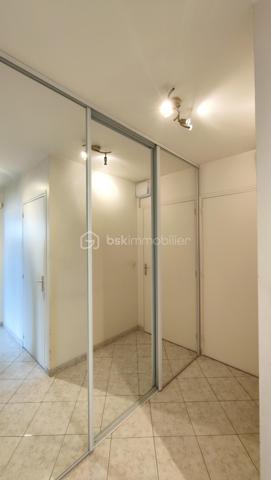 Au sein d'une résidence des années 90 en retrait de rue, venez découvrir cet appartement 3 pièces traversant de 68 m², offrant un cadre de vie paisible, verdoyant et sécurisé.

Dès l'entrée, découvrez une belle pièce de vie de 23.55m2 avec sa cuisine ouverte aménagée et un placard de rangement.

Un accès direct à une loggia de 6.88m2 suivie d'une agréable terrasse privative sans vis à vis de 6.35m2.

La partie nuit, bien séparée, s'ouvre sur un dégagement optimisé par trois grandes portes vitrées de placard, offrant un volume de rangement généreux. Elle dessert deux chambres avec placards intégrés, une salle de bains avec fenêtre et un WC indépendant.

Une place de parking privative en sous-sol complète ce bien.

Vous apprécierez également la proximité des commerces, des écoles, des lignes de bus et de la station Coteaux Beauclair (ligne 11) à 10 min à pied, facilitant les déplacements vers Paris et l'ensemble de l'Est parisien. 

L'appartement est équipé de fenêtres en double vitrage. Chauffage et eau chaude individuels électriques. 

Prévoir quelques travaux de rafraîchissement pour révéler tout le potentiel de ce bien.

Charges de copropriété : 1 867 € / an
Taxe foncière : 2 300 €

Pour plus d'informations ou organiser une visite, contactez-moi.