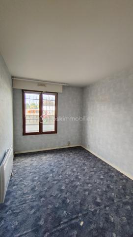Au sein d'une résidence des années 90 en retrait de rue, venez découvrir cet appartement 3 pièces traversant de 68 m², offrant un cadre de vie paisible, verdoyant et sécurisé.

Dès l'entrée, découvrez une belle pièce de vie de 23.55m2 avec sa cuisine ouverte aménagée et un placard de rangement.

Un accès direct à une loggia de 6.88m2 suivie d'une agréable terrasse privative sans vis à vis de 6.35m2.

La partie nuit, bien séparée, s'ouvre sur un dégagement optimisé par trois grandes portes vitrées de placard, offrant un volume de rangement généreux. Elle dessert deux chambres avec placards intégrés, une salle de bains avec fenêtre et un WC indépendant.

Une place de parking privative en sous-sol complète ce bien.

Vous apprécierez également la proximité des commerces, des écoles, des lignes de bus et de la station Coteaux Beauclair (ligne 11) à 10 min à pied, facilitant les déplacements vers Paris et l'ensemble de l'Est parisien. 

L'appartement est équipé de fenêtres en double vitrage. Chauffage et eau chaude individuels électriques. 

Prévoir quelques travaux de rafraîchissement pour révéler tout le potentiel de ce bien.

Charges de copropriété : 1 867 € / an
Taxe foncière : 2 300 €

Pour plus d'informations ou organiser une visite, contactez-moi.
