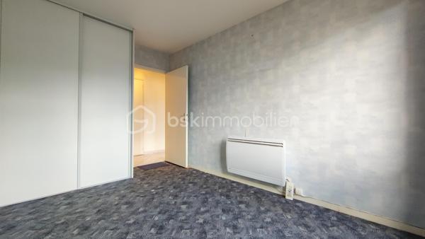 Au sein d'une résidence des années 90 en retrait de rue, venez découvrir cet appartement 3 pièces traversant de 68 m², offrant un cadre de vie paisible, verdoyant et sécurisé.

Dès l'entrée, découvrez une belle pièce de vie de 23.55m2 avec sa cuisine ouverte aménagée et un placard de rangement.

Un accès direct à une loggia de 6.88m2 suivie d'une agréable terrasse privative sans vis à vis de 6.35m2.

La partie nuit, bien séparée, s'ouvre sur un dégagement optimisé par trois grandes portes vitrées de placard, offrant un volume de rangement généreux. Elle dessert deux chambres avec placards intégrés, une salle de bains avec fenêtre et un WC indépendant.

Une place de parking privative en sous-sol complète ce bien.

Vous apprécierez également la proximité des commerces, des écoles, des lignes de bus et de la station Coteaux Beauclair (ligne 11) à 10 min à pied, facilitant les déplacements vers Paris et l'ensemble de l'Est parisien. 

L'appartement est équipé de fenêtres en double vitrage. Chauffage et eau chaude individuels électriques. 

Prévoir quelques travaux de rafraîchissement pour révéler tout le potentiel de ce bien.

Charges de copropriété : 1 867 € / an
Taxe foncière : 2 300 €

Pour plus d'informations ou organiser une visite, contactez-moi.