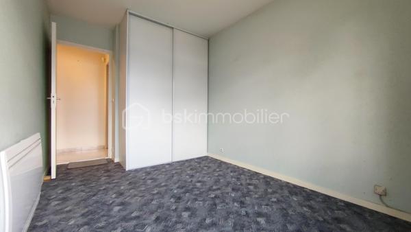 Au sein d'une résidence des années 90 en retrait de rue, venez découvrir cet appartement 3 pièces traversant de 68 m², offrant un cadre de vie paisible, verdoyant et sécurisé.

Dès l'entrée, découvrez une belle pièce de vie de 23.55m2 avec sa cuisine ouverte aménagée et un placard de rangement.

Un accès direct à une loggia de 6.88m2 suivie d'une agréable terrasse privative sans vis à vis de 6.35m2.

La partie nuit, bien séparée, s'ouvre sur un dégagement optimisé par trois grandes portes vitrées de placard, offrant un volume de rangement généreux. Elle dessert deux chambres avec placards intégrés, une salle de bains avec fenêtre et un WC indépendant.

Une place de parking privative en sous-sol complète ce bien.

Vous apprécierez également la proximité des commerces, des écoles, des lignes de bus et de la station Coteaux Beauclair (ligne 11) à 10 min à pied, facilitant les déplacements vers Paris et l'ensemble de l'Est parisien. 

L'appartement est équipé de fenêtres en double vitrage. Chauffage et eau chaude individuels électriques. 

Prévoir quelques travaux de rafraîchissement pour révéler tout le potentiel de ce bien.

Charges de copropriété : 1 867 € / an
Taxe foncière : 2 300 €

Pour plus d'informations ou organiser une visite, contactez-moi.