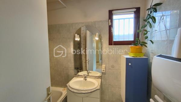 Au sein d'une résidence des années 90 en retrait de rue, venez découvrir cet appartement 3 pièces traversant de 68 m², offrant un cadre de vie paisible, verdoyant et sécurisé.

Dès l'entrée, découvrez une belle pièce de vie de 23.55m2 avec sa cuisine ouverte aménagée et un placard de rangement.

Un accès direct à une loggia de 6.88m2 suivie d'une agréable terrasse privative sans vis à vis de 6.35m2.

La partie nuit, bien séparée, s'ouvre sur un dégagement optimisé par trois grandes portes vitrées de placard, offrant un volume de rangement généreux. Elle dessert deux chambres avec placards intégrés, une salle de bains avec fenêtre et un WC indépendant.

Une place de parking privative en sous-sol complète ce bien.

Vous apprécierez également la proximité des commerces, des écoles, des lignes de bus et de la station Coteaux Beauclair (ligne 11) à 10 min à pied, facilitant les déplacements vers Paris et l'ensemble de l'Est parisien. 

L'appartement est équipé de fenêtres en double vitrage. Chauffage et eau chaude individuels électriques. 

Prévoir quelques travaux de rafraîchissement pour révéler tout le potentiel de ce bien.

Charges de copropriété : 1 867 € / an
Taxe foncière : 2 300 €

Pour plus d'informations ou organiser une visite, contactez-moi.