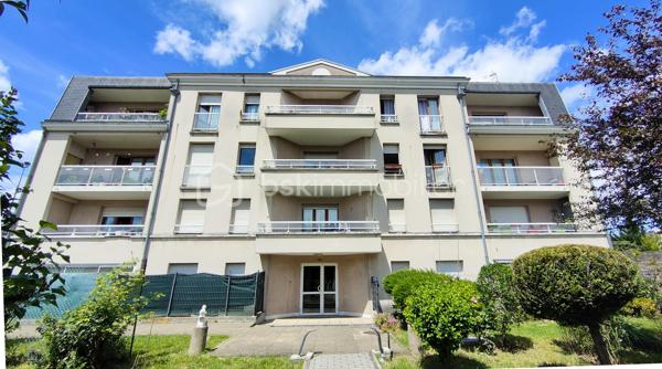 Au sein d'une résidence des années 90 en retrait de rue, venez découvrir cet appartement 3 pièces traversant de 68 m², offrant un cadre de vie paisible, verdoyant et sécurisé.

Dès l'entrée, découvrez une belle pièce de vie de 23.55m2 avec sa cuisine ouverte aménagée et un placard de rangement.

Un accès direct à une loggia de 6.88m2 suivie d'une agréable terrasse privative sans vis à vis de 6.35m2.

La partie nuit, bien séparée, s'ouvre sur un dégagement optimisé par trois grandes portes vitrées de placard, offrant un volume de rangement généreux. Elle dessert deux chambres avec placards intégrés, une salle de bains avec fenêtre et un WC indépendant.

Une place de parking privative en sous-sol complète ce bien.

Vous apprécierez également la proximité des commerces, des écoles, des lignes de bus et de la station Coteaux Beauclair (ligne 11) à 10 min à pied, facilitant les déplacements vers Paris et l'ensemble de l'Est parisien. 

L'appartement est équipé de fenêtres en double vitrage. Chauffage et eau chaude individuels électriques. 

Prévoir quelques travaux de rafraîchissement pour révéler tout le potentiel de ce bien.

Charges de copropriété : 1 867 € / an
Taxe foncière : 2 300 €

Pour plus d'informations ou organiser une visite, contactez-moi.