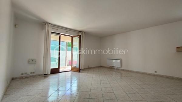 Au sein d'une résidence des années 90 en retrait de rue, venez découvrir cet appartement 3 pièces traversant de 68 m², offrant un cadre de vie paisible, verdoyant et sécurisé.

Dès l'entrée, découvrez une belle pièce de vie de 23.55m2 avec sa cuisine ouverte aménagée et un placard de rangement.

Un accès direct à une loggia de 6.88m2 suivie d'une agréable terrasse privative sans vis à vis de 6.35m2.

La partie nuit, bien séparée, s'ouvre sur un dégagement optimisé par trois grandes portes vitrées de placard, offrant un volume de rangement généreux. Elle dessert deux chambres avec placards intégrés, une salle de bains avec fenêtre et un WC indépendant.

Une place de parking privative en sous-sol complète ce bien.

Vous apprécierez également la proximité des commerces, des écoles, des lignes de bus et de la station Coteaux Beauclair (ligne 11) à 10 min à pied, facilitant les déplacements vers Paris et l'ensemble de l'Est parisien. 

L'appartement est équipé de fenêtres en double vitrage. Chauffage et eau chaude individuels électriques. 

Prévoir quelques travaux de rafraîchissement pour révéler tout le potentiel de ce bien.

Charges de copropriété : 1 867 € / an
Taxe foncière : 2 300 €

Pour plus d'informations ou organiser une visite, contactez-moi.