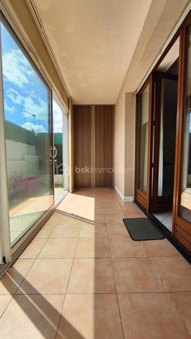 Au sein d'une résidence des années 90 en retrait de rue, venez découvrir cet appartement 3 pièces traversant de 68 m², offrant un cadre de vie paisible, verdoyant et sécurisé.

Dès l'entrée, découvrez une belle pièce de vie de 23.55m2 avec sa cuisine ouverte aménagée et un placard de rangement.

Un accès direct à une loggia de 6.88m2 suivie d'une agréable terrasse privative sans vis à vis de 6.35m2.

La partie nuit, bien séparée, s'ouvre sur un dégagement optimisé par trois grandes portes vitrées de placard, offrant un volume de rangement généreux. Elle dessert deux chambres avec placards intégrés, une salle de bains avec fenêtre et un WC indépendant.

Une place de parking privative en sous-sol complète ce bien.

Vous apprécierez également la proximité des commerces, des écoles, des lignes de bus et de la station Coteaux Beauclair (ligne 11) à 10 min à pied, facilitant les déplacements vers Paris et l'ensemble de l'Est parisien. 

L'appartement est équipé de fenêtres en double vitrage. Chauffage et eau chaude individuels électriques. 

Prévoir quelques travaux de rafraîchissement pour révéler tout le potentiel de ce bien.

Charges de copropriété : 1 867 € / an
Taxe foncière : 2 300 €

Pour plus d'informations ou organiser une visite, contactez-moi.