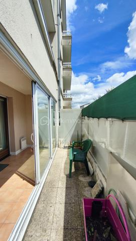 Au sein d'une résidence des années 90 en retrait de rue, venez découvrir cet appartement 3 pièces traversant de 68 m², offrant un cadre de vie paisible, verdoyant et sécurisé.

Dès l'entrée, découvrez une belle pièce de vie de 23.55m2 avec sa cuisine ouverte aménagée et un placard de rangement.

Un accès direct à une loggia de 6.88m2 suivie d'une agréable terrasse privative sans vis à vis de 6.35m2.

La partie nuit, bien séparée, s'ouvre sur un dégagement optimisé par trois grandes portes vitrées de placard, offrant un volume de rangement généreux. Elle dessert deux chambres avec placards intégrés, une salle de bains avec fenêtre et un WC indépendant.

Une place de parking privative en sous-sol complète ce bien.

Vous apprécierez également la proximité des commerces, des écoles, des lignes de bus et de la station Coteaux Beauclair (ligne 11) à 10 min à pied, facilitant les déplacements vers Paris et l'ensemble de l'Est parisien. 

L'appartement est équipé de fenêtres en double vitrage. Chauffage et eau chaude individuels électriques. 

Prévoir quelques travaux de rafraîchissement pour révéler tout le potentiel de ce bien.

Charges de copropriété : 1 867 € / an
Taxe foncière : 2 300 €

Pour plus d'informations ou organiser une visite, contactez-moi.