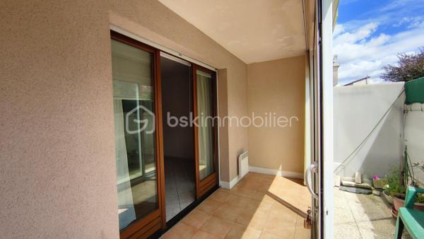 Au sein d'une résidence des années 90 en retrait de rue, venez découvrir cet appartement 3 pièces traversant de 68 m², offrant un cadre de vie paisible, verdoyant et sécurisé.

Dès l'entrée, découvrez une belle pièce de vie de 23.55m2 avec sa cuisine ouverte aménagée et un placard de rangement.

Un accès direct à une loggia de 6.88m2 suivie d'une agréable terrasse privative sans vis à vis de 6.35m2.

La partie nuit, bien séparée, s'ouvre sur un dégagement optimisé par trois grandes portes vitrées de placard, offrant un volume de rangement généreux. Elle dessert deux chambres avec placards intégrés, une salle de bains avec fenêtre et un WC indépendant.

Une place de parking privative en sous-sol complète ce bien.

Vous apprécierez également la proximité des commerces, des écoles, des lignes de bus et de la station Coteaux Beauclair (ligne 11) à 10 min à pied, facilitant les déplacements vers Paris et l'ensemble de l'Est parisien. 

L'appartement est équipé de fenêtres en double vitrage. Chauffage et eau chaude individuels électriques. 

Prévoir quelques travaux de rafraîchissement pour révéler tout le potentiel de ce bien.

Charges de copropriété : 1 867 € / an
Taxe foncière : 2 300 €

Pour plus d'informations ou organiser une visite, contactez-moi.