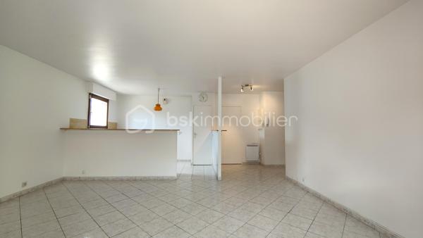 Au sein d'une résidence des années 90 en retrait de rue, venez découvrir cet appartement 3 pièces traversant de 68 m², offrant un cadre de vie paisible, verdoyant et sécurisé.

Dès l'entrée, découvrez une belle pièce de vie de 23.55m2 avec sa cuisine ouverte aménagée et un placard de rangement.

Un accès direct à une loggia de 6.88m2 suivie d'une agréable terrasse privative sans vis à vis de 6.35m2.

La partie nuit, bien séparée, s'ouvre sur un dégagement optimisé par trois grandes portes vitrées de placard, offrant un volume de rangement généreux. Elle dessert deux chambres avec placards intégrés, une salle de bains avec fenêtre et un WC indépendant.

Une place de parking privative en sous-sol complète ce bien.

Vous apprécierez également la proximité des commerces, des écoles, des lignes de bus et de la station Coteaux Beauclair (ligne 11) à 10 min à pied, facilitant les déplacements vers Paris et l'ensemble de l'Est parisien. 

L'appartement est équipé de fenêtres en double vitrage. Chauffage et eau chaude individuels électriques. 

Prévoir quelques travaux de rafraîchissement pour révéler tout le potentiel de ce bien.

Charges de copropriété : 1 867 € / an
Taxe foncière : 2 300 €

Pour plus d'informations ou organiser une visite, contactez-moi.