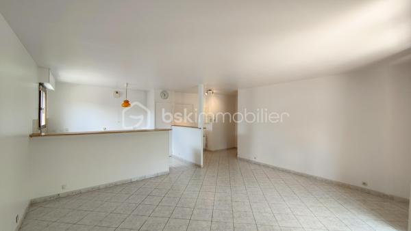 Au sein d'une résidence des années 90 en retrait de rue, venez découvrir cet appartement 3 pièces traversant de 68 m², offrant un cadre de vie paisible, verdoyant et sécurisé.

Dès l'entrée, découvrez une belle pièce de vie de 23.55m2 avec sa cuisine ouverte aménagée et un placard de rangement.

Un accès direct à une loggia de 6.88m2 suivie d'une agréable terrasse privative sans vis à vis de 6.35m2.

La partie nuit, bien séparée, s'ouvre sur un dégagement optimisé par trois grandes portes vitrées de placard, offrant un volume de rangement généreux. Elle dessert deux chambres avec placards intégrés, une salle de bains avec fenêtre et un WC indépendant.

Une place de parking privative en sous-sol complète ce bien.

Vous apprécierez également la proximité des commerces, des écoles, des lignes de bus et de la station Coteaux Beauclair (ligne 11) à 10 min à pied, facilitant les déplacements vers Paris et l'ensemble de l'Est parisien. 

L'appartement est équipé de fenêtres en double vitrage. Chauffage et eau chaude individuels électriques. 

Prévoir quelques travaux de rafraîchissement pour révéler tout le potentiel de ce bien.

Charges de copropriété : 1 867 € / an
Taxe foncière : 2 300 €

Pour plus d'informations ou organiser une visite, contactez-moi.