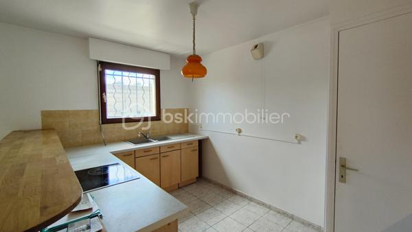 Au sein d'une résidence des années 90 en retrait de rue, venez découvrir cet appartement 3 pièces traversant de 68 m², offrant un cadre de vie paisible, verdoyant et sécurisé.

Dès l'entrée, découvrez une belle pièce de vie de 23.55m2 avec sa cuisine ouverte aménagée et un placard de rangement.

Un accès direct à une loggia de 6.88m2 suivie d'une agréable terrasse privative sans vis à vis de 6.35m2.

La partie nuit, bien séparée, s'ouvre sur un dégagement optimisé par trois grandes portes vitrées de placard, offrant un volume de rangement généreux. Elle dessert deux chambres avec placards intégrés, une salle de bains avec fenêtre et un WC indépendant.

Une place de parking privative en sous-sol complète ce bien.

Vous apprécierez également la proximité des commerces, des écoles, des lignes de bus et de la station Coteaux Beauclair (ligne 11) à 10 min à pied, facilitant les déplacements vers Paris et l'ensemble de l'Est parisien. 

L'appartement est équipé de fenêtres en double vitrage. Chauffage et eau chaude individuels électriques. 

Prévoir quelques travaux de rafraîchissement pour révéler tout le potentiel de ce bien.

Charges de copropriété : 1 867 € / an
Taxe foncière : 2 300 €

Pour plus d'informations ou organiser une visite, contactez-moi.