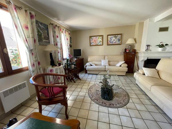 NANTES - Spacieuse maison traditionnelle située au calme de son impasse. 4 chambres, grand garage et joli jardin clos.