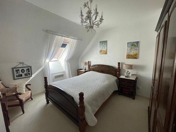 NANTES - Spacieuse maison traditionnelle située au calme de son impasse. 4 chambres, grand garage et joli jardin clos.