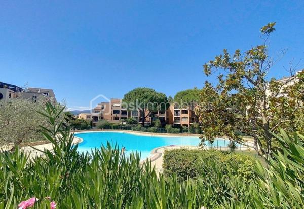 À VENDRE – Appartement 2/3 pièces duplex – Mougins Tournamy

Situé au cœur de Mougins Tournamy, dans une résidence recherchée avec piscines et à proximité immédiate de toutes les commodités à pied, venez découvrir ce très beau 2/3 pièces duplex en dernier étage, traversant, entièrement rénové, offrant une surface habitable de 80 m² (60,25 m² loi Carrez).
Il se compose d'une entrée, d'un séjour lumineux ouvrant sur une agréable loggia au calme, d'une cuisine indépendante équipée, une suite parentale avec rangements, une salle de bains, et un WC indépendant.
À l’étage, vous profiterez d’une spacieuse chambre mansardée au charme indéniable.
Possibilité d'acquérir le garage en sus.
Aucun travaux à prévoir.
Résidence sécurisée avec ascenseur, piscines et espaces verts.
Copropriété : 48 lots – Charges annuelles : 2 040 € (soit 170 €/mois incluant eau froide, entretien parties communes, ascenseur, piscines et espaces verts).
Honoraires à la charge du vendeur.