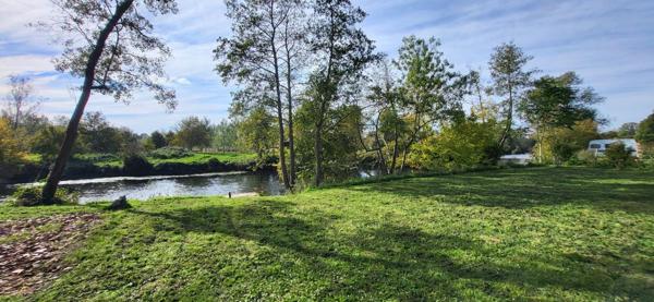 Au calme beau terrain de loisirs bord rivière