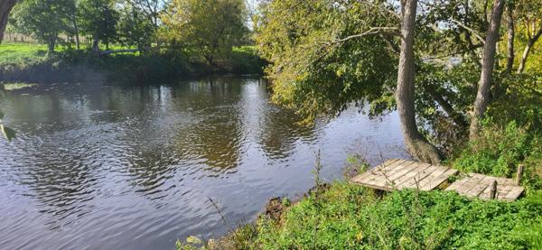 Au calme beau terrain de loisirs bord rivière