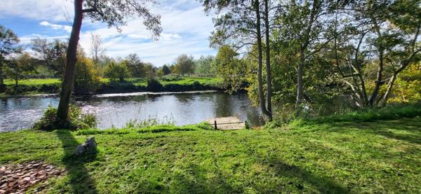Au calme beau terrain de loisirs bord rivière