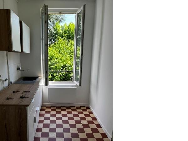 oli F3 de 50 m² bien situé à SENS en rez de chaussée d'une petite copropriété avec jardinet.