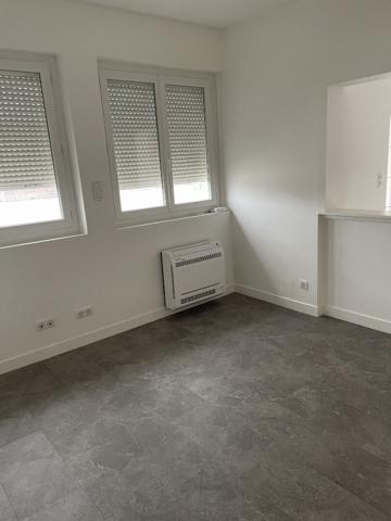 Givry A louer bureau indépendant, grand passage commercial (Bigmat - rte de Chalon)