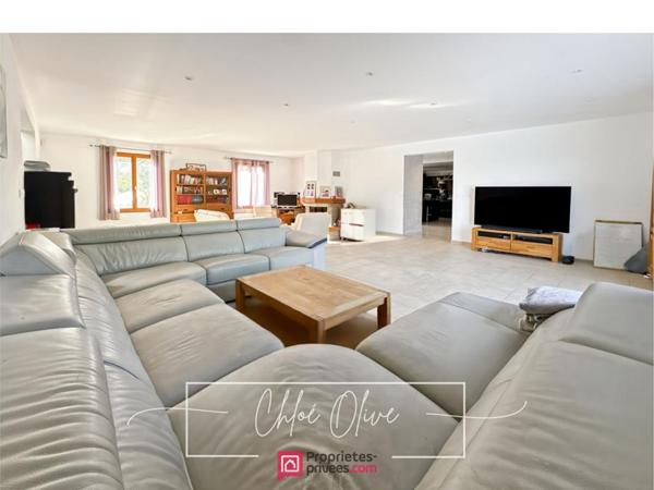 MAISON FAMILIALE 310 m² , PISCINE- VUE DÉGAGÉE , CRÉCY-LA-CHAPELLE