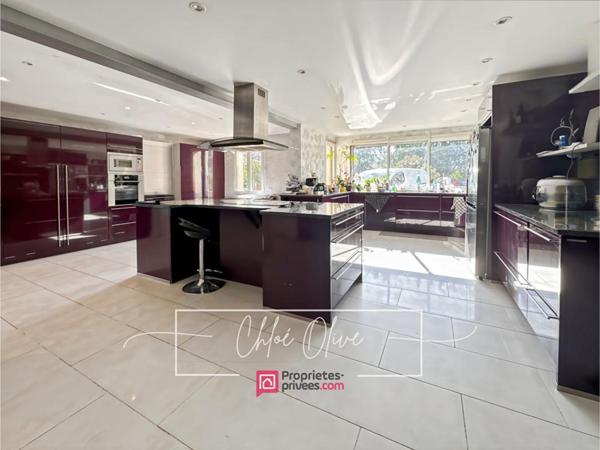 MAISON FAMILIALE 310 m² , PISCINE- VUE DÉGAGÉE , CRÉCY-LA-CHAPELLE