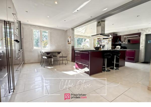 MAISON FAMILIALE 310 m² , PISCINE- VUE DÉGAGÉE , CRÉCY-LA-CHAPELLE