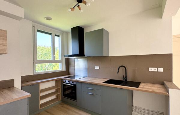 À louer   T4 non meublé au 2ème étage, rénové, avec balcon et accès jardin en bord de rivière