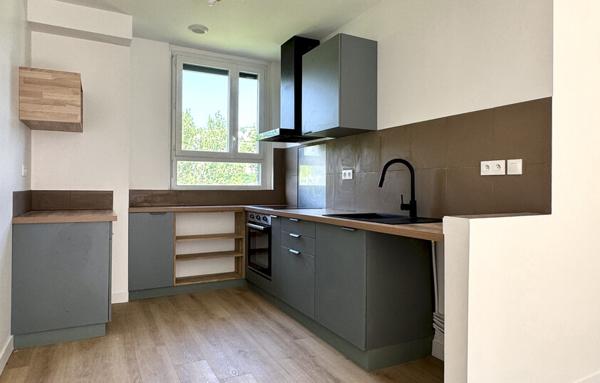 À louer   T4 non meublé au 2ème étage, rénové, avec balcon et accès jardin en bord de rivière