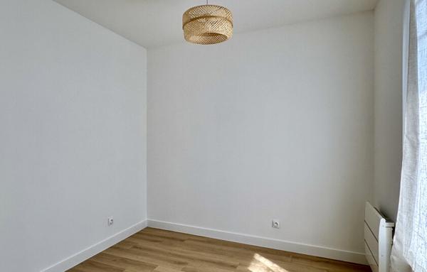 À louer   T4 non meublé au 2ème étage, rénové, avec balcon et accès jardin en bord de rivière